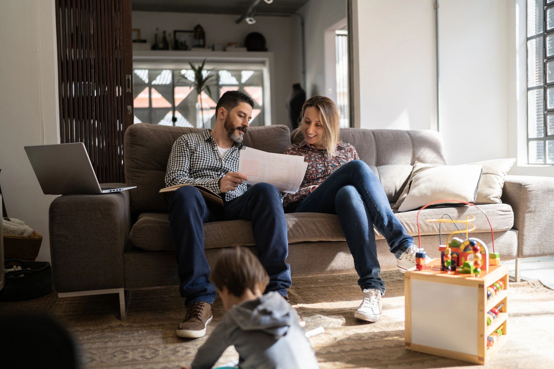 Famiglia a casa mentre organizza documenti