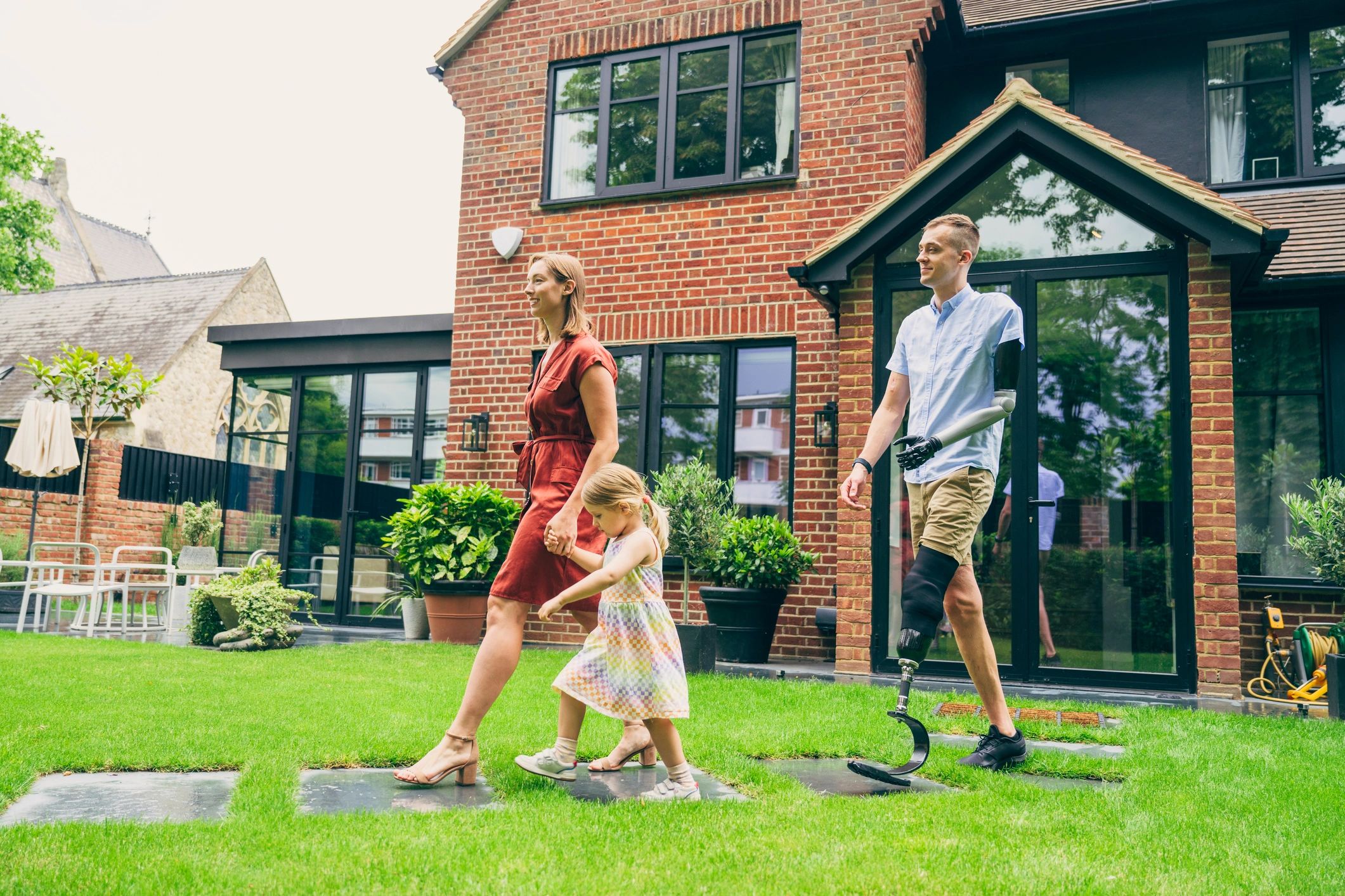 Famiglia nel giardino di casa