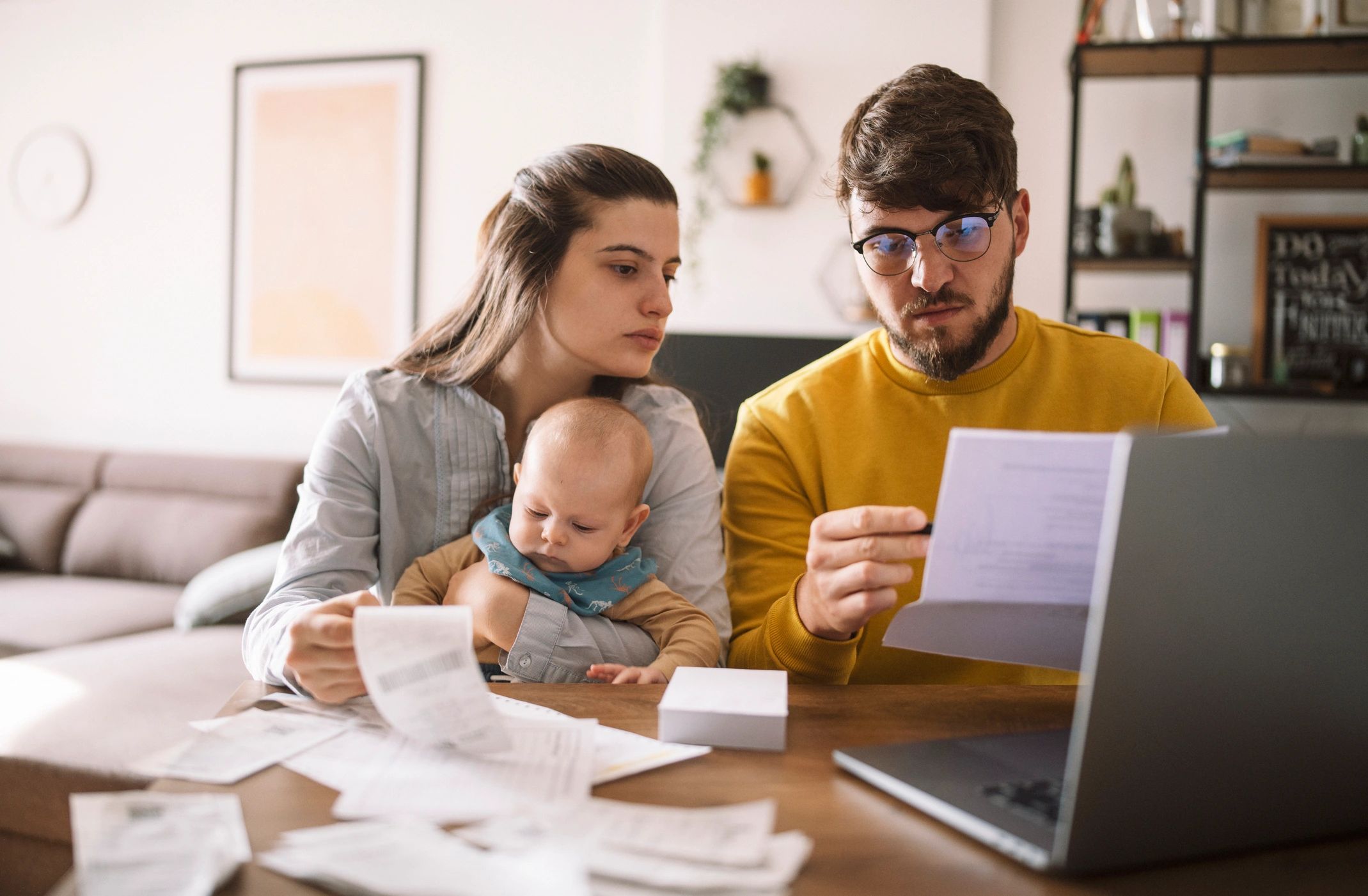 Famiglia soddisfatta del confronto assicurazione casa