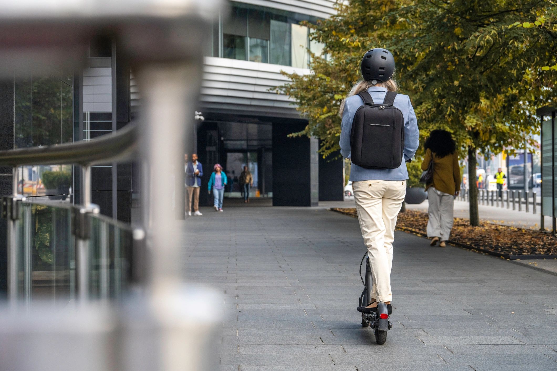 Persona su scooter in città