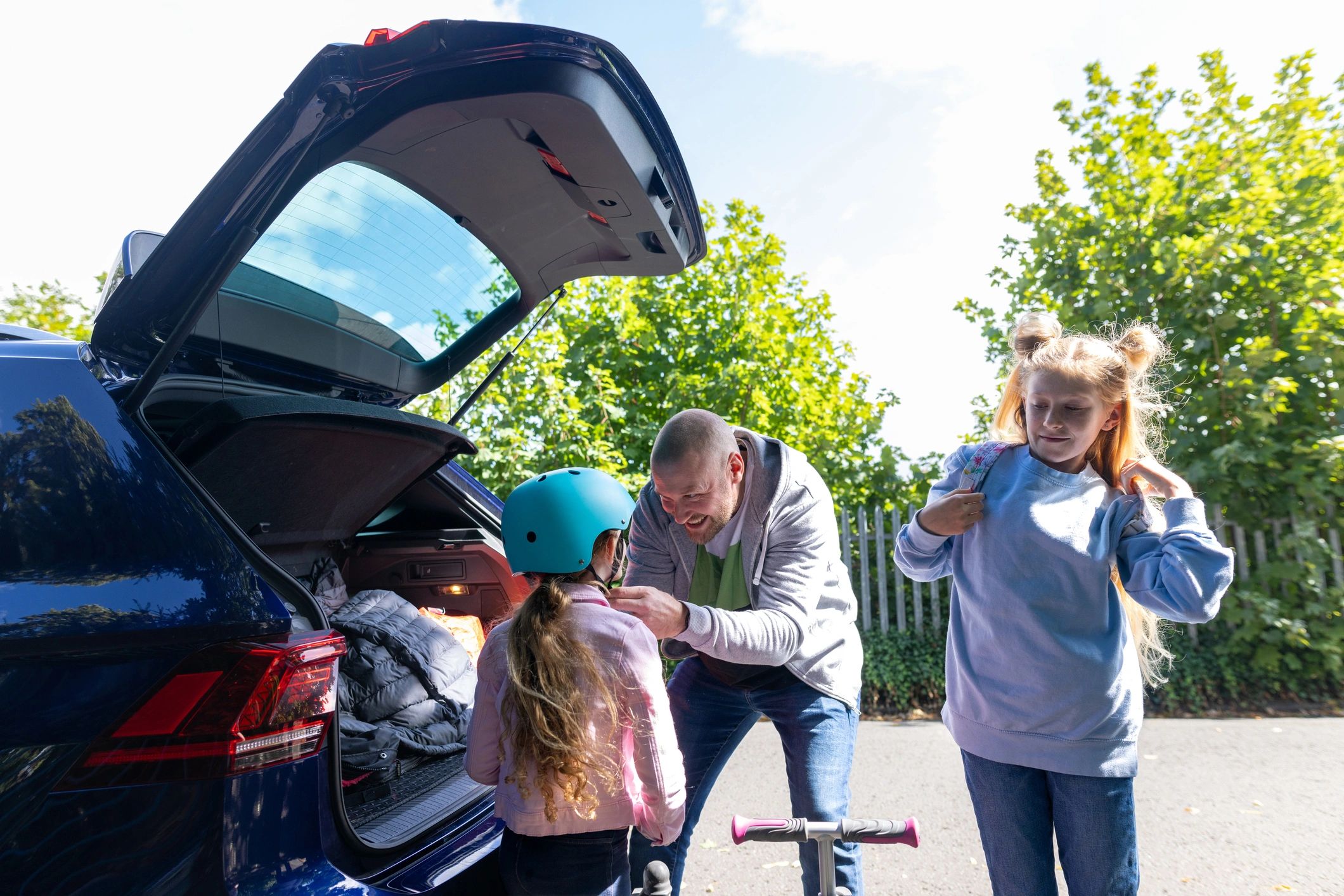 Famiglia pronta a partire in auto