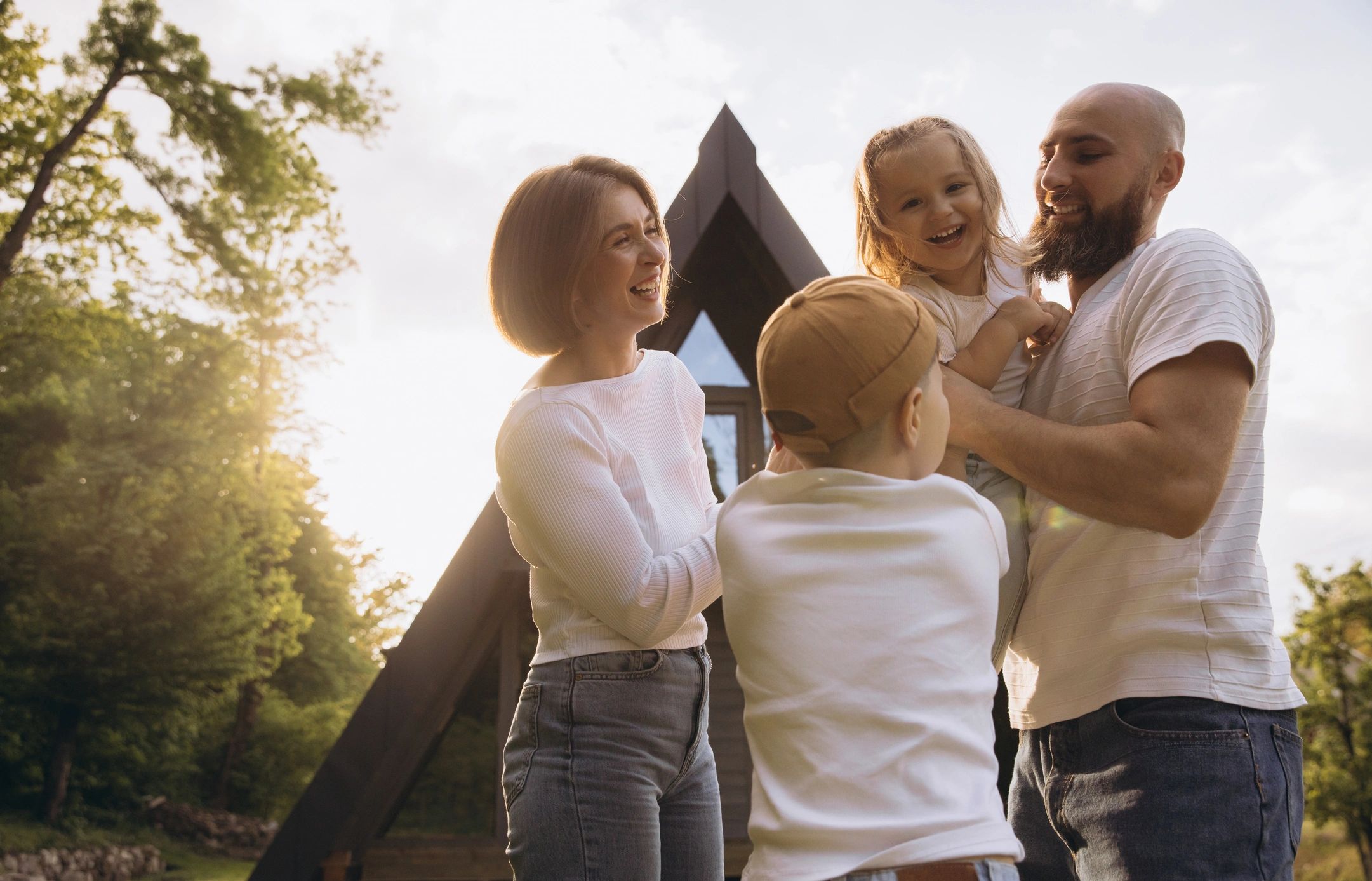 Famiglia felice davanti a una casa moderna