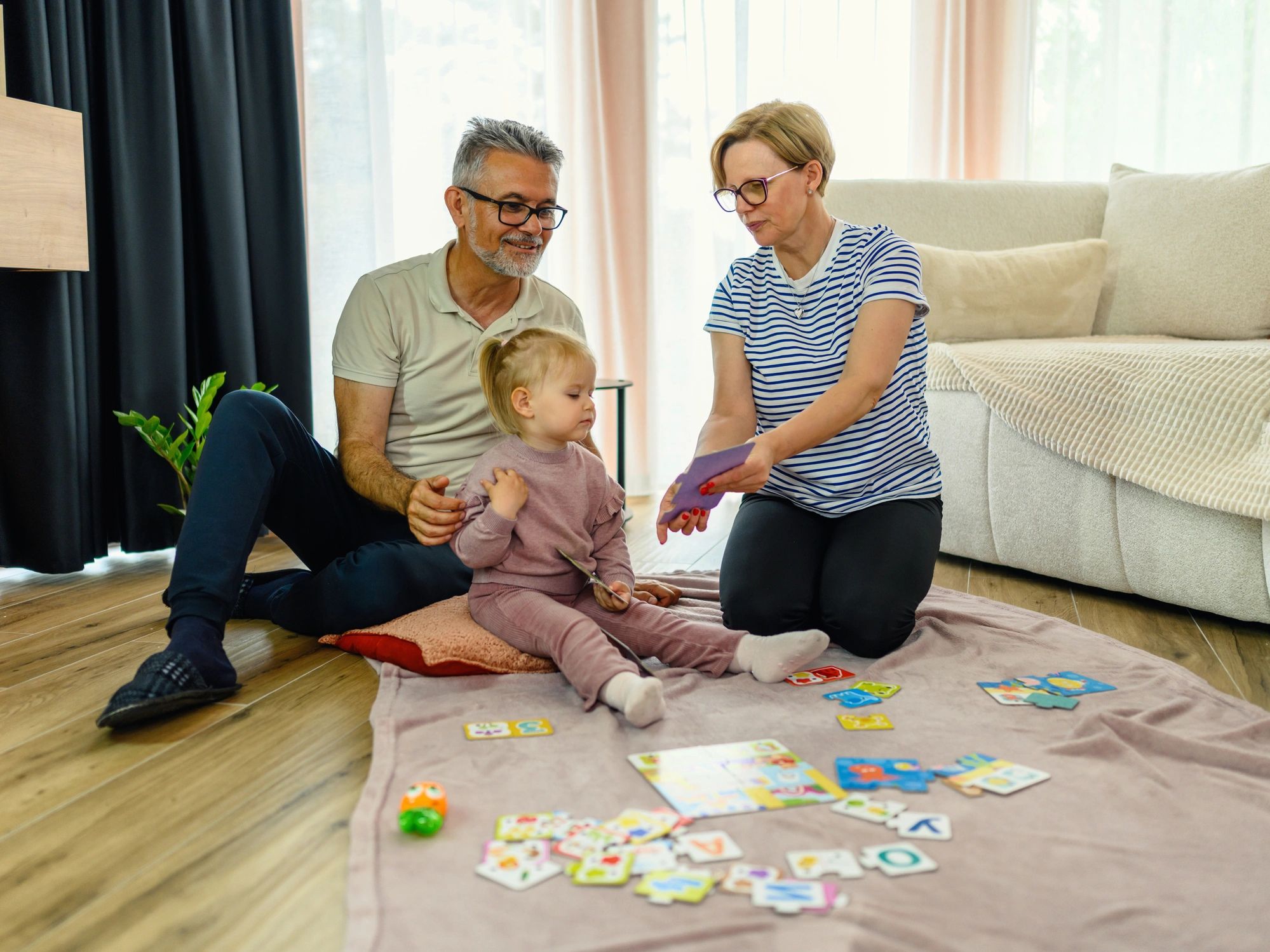 Famiglia in casa in un contesto di serenità e protezione