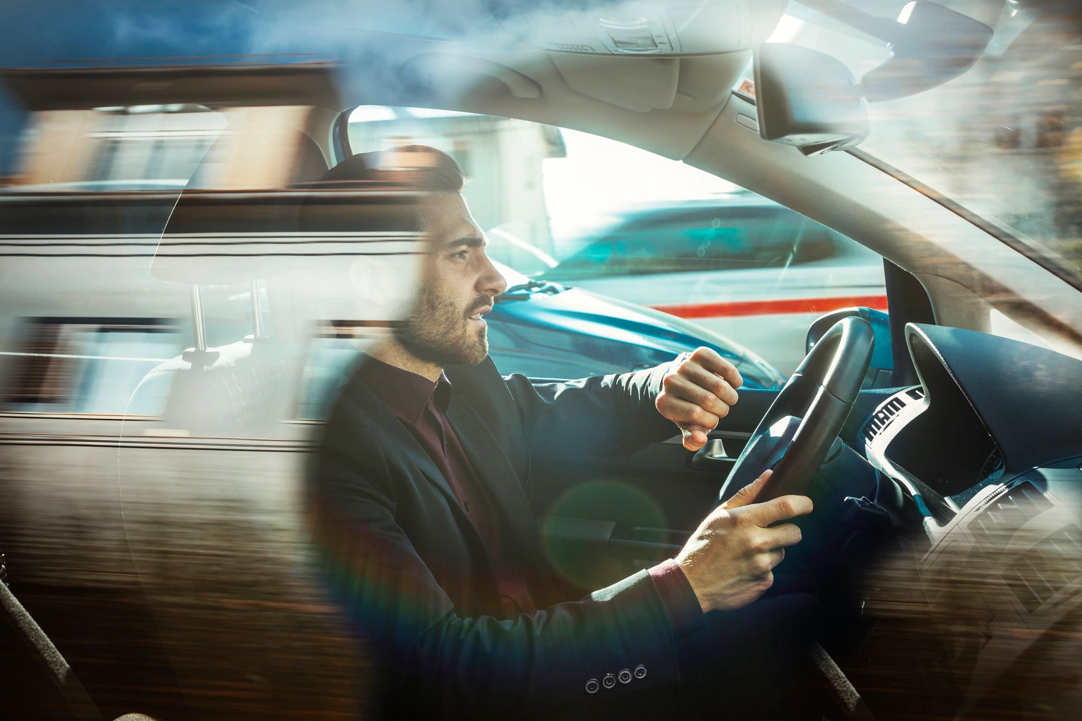 Persona alla guida di un'auto